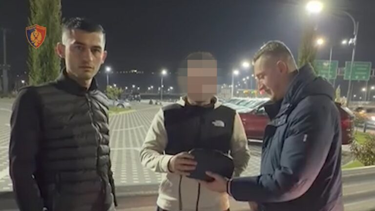 Punonjësit e Policisë jashtë shërbimit gjejnë dhe kthejnë çantën me 1000 euro, dokumente dhe celular