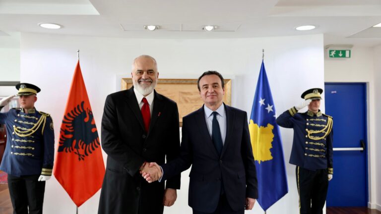 FOTO/ Prishtinë, Rama pritet nga Kurti me ceremoni zyrtare