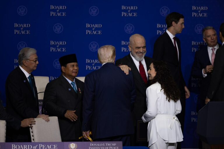 Rama poston foto nga takimi te Bordi i Paqes me Trump, në Uashington