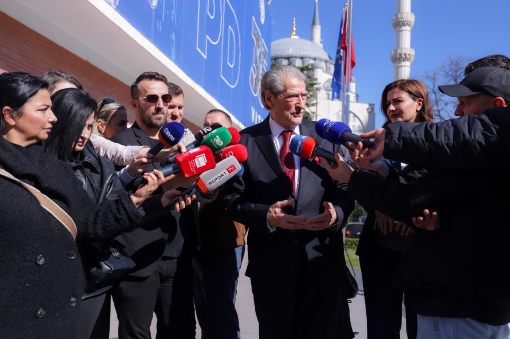 Përfaqësues të 28 partive nga radhët e Partive Popullore Evropiane në selinë blu  Berisha  Folëm për narkoshtetin