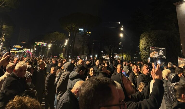 VIDEO/ Përfundon tek Kryeministria, marshimi i demokratëve zhvendoset tek Drejtoria e Policisë