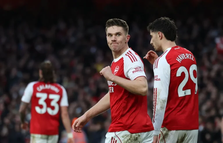 Arsenal dhe Chelsea fitojnë bindshëm, “topçinjtë” kryesojnë Premier League