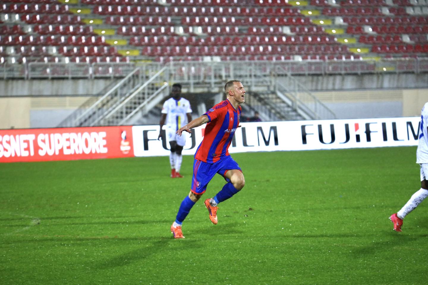 Vllaznia fiton  frymën e fundit  ndaj Elbasanit dhe arratiset në krye