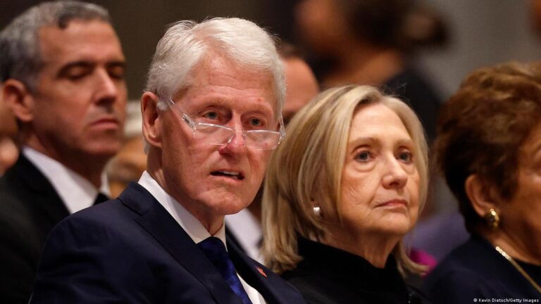 Bill dhe Hillary Clinton bien dakord të dëshmojnë në hetimin e Epstein