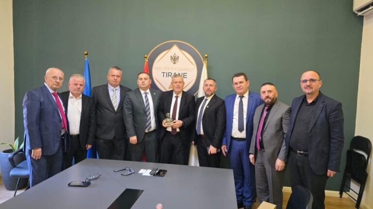 Prefekti Shkëlqim Hajdari me përfaqësues të Lidhjes së Bizneseve të Kosovës: Mbështetje për sipërmarrësit që vijnë në Tiranë