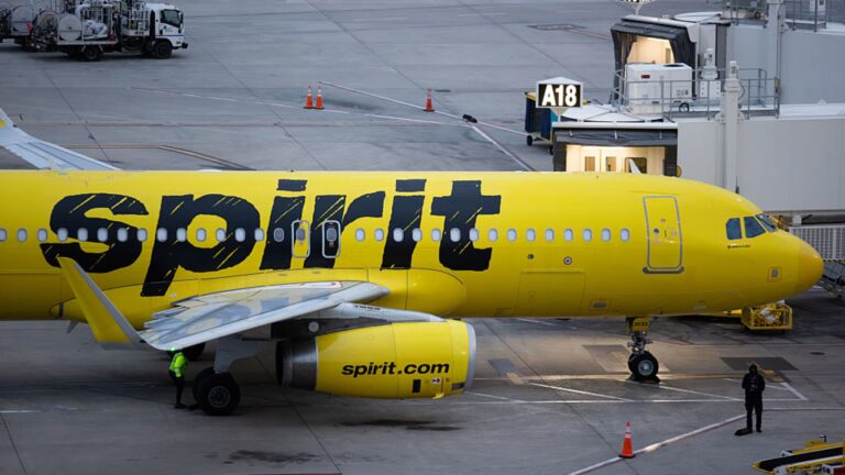 Spirit Airlines shet avionë dhe rikthehet stafi, përpjekje për stabilizim