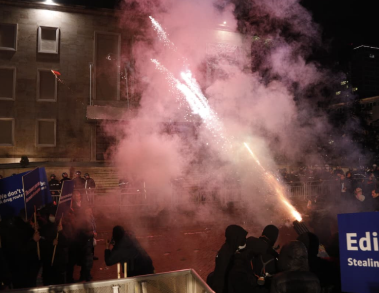 MOLOTOVI I RI SI ARME VDEKJEPRURESE!