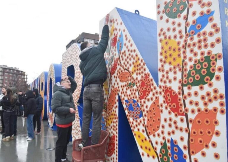 Me mbishkrimin “Kosova e burgosur” sot aktivistët kanë vendosur 5000 emblema të UÇK-së”
