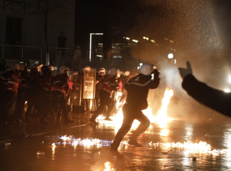 Protesta e opozitës, 21 të arrestuar për fishekzjarrë, molotovë dhe dhunë