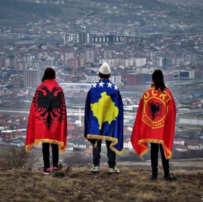 Foto e ditës: Kosovë, Shqipëri dhe UÇK së bashku