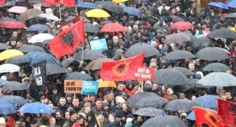 Mijëra vetë mbushin sheshin, protestë në Prishtinë në mbështetje të ish-krerëve të UÇK-së