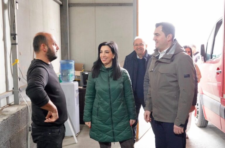 Kryebashkiaku Llatja viziton investimin bujqësor në Jagodinë, model zhvillimi nga prodhimi te eksporti