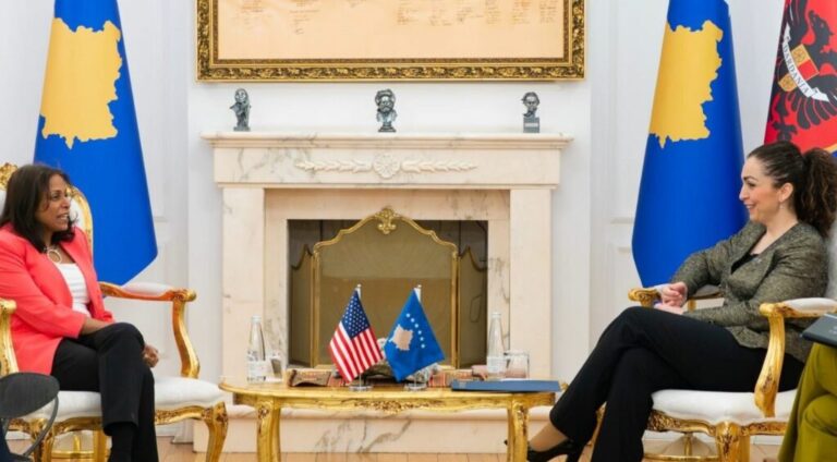 Presidentja Osmani pret të ngarkuarën me punë të SHBA-ve: Prania ushtarake amerikane në Kosovë mbetet e rëndësishme