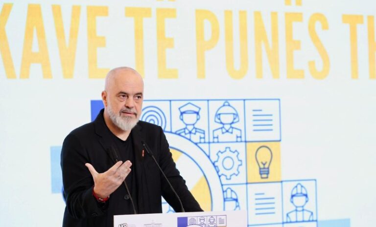 Rama me studentët e ekselencës: Rreth 1600 të punësuar përmes programit për punësimin e të rinjve