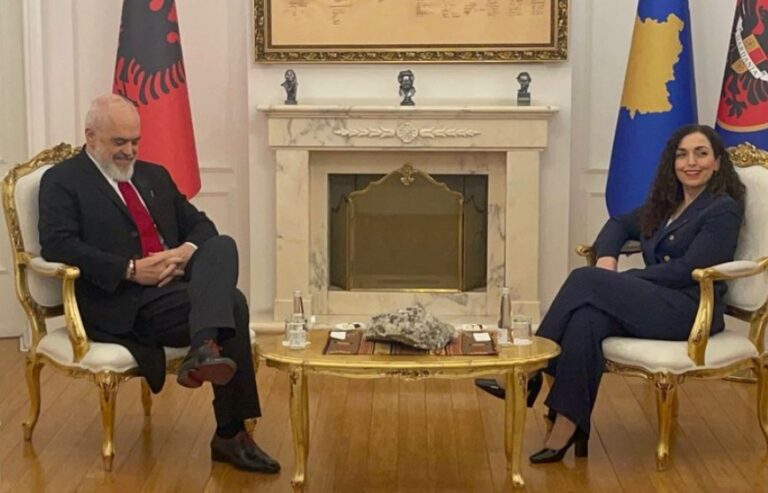 Rama mbërrin në Kosovë, pritet në Presidencë nga Vjosa Osmani