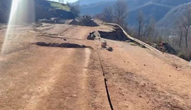 Përkeqësohet situata te “Arrat e Gurrës” në Librazhd, dëmtohet edhe Bypass-i provizor
