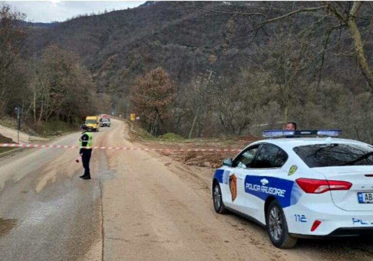 Policia njoftim zyrtar për bllokimin e rrugës në Librazhd: Lejohen vetëm…