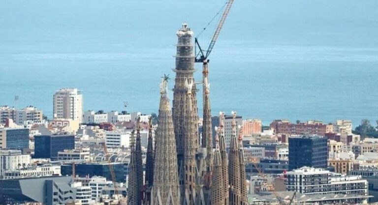 Moment historik në Barcelonë! 144 vite pas fillimit të ndërtimit vendoset pjesa e fundit e “Sagrada Familia”