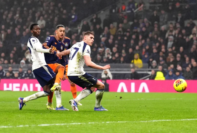 Chelsea ndalet ndaj Leeds, Tottenham mundet nga Newcastle