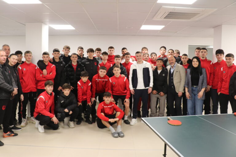 Elite Youth Development Academy mirëpret Taulant Xhakën dhe Jurgen Gjasulën në një vizitë frymëzuese për talentët e rinj