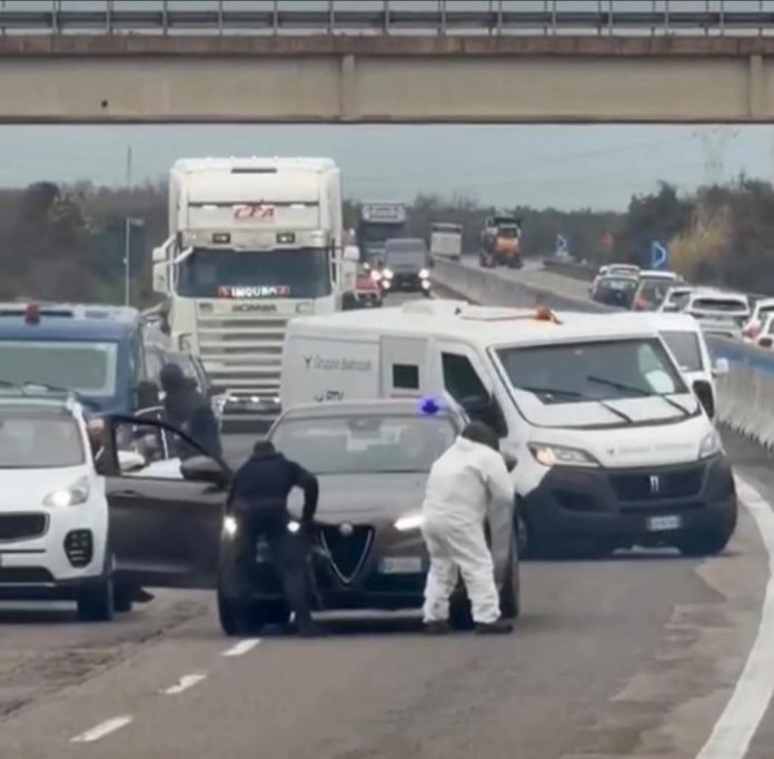 Si në skenat e filmave aksion  persona të armatosur sulmojnë mjetin e blinduar në autostradë