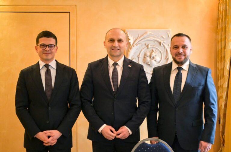 Takohen ministrat homologë/ Shqipëria, Kroacia dhe Kosova thellojnë koordinimin strategjik në mbrojtje