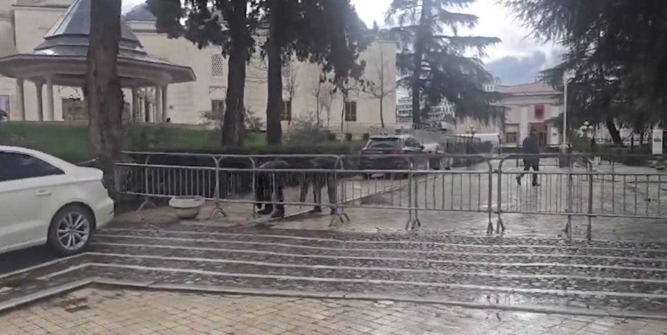 Protesta  Kuvendi  blindohet  me gardh metalik