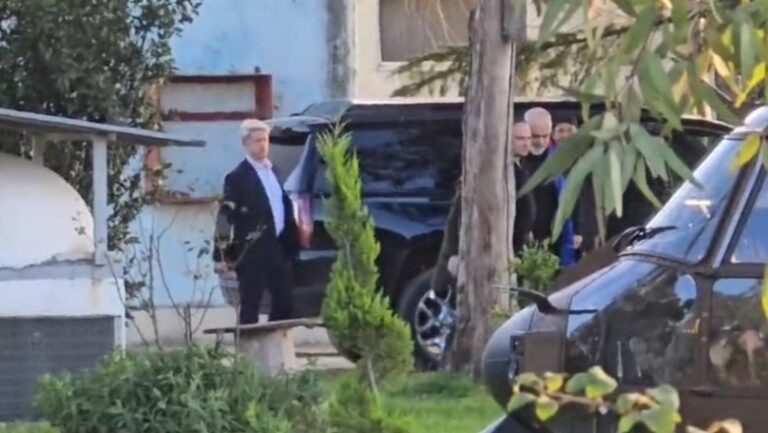 Qëndroi rreth 3 orë në Vlorë, Rama largohet me helikopter