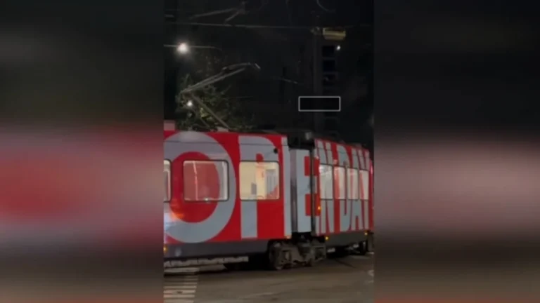 Tramvaji del nga shinat në Milano, vetëm shoferi në bord shpëton i paprekur