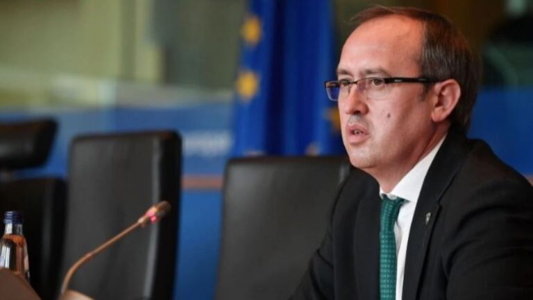 Deputeti akuza Kurtit, Hoti: Po e çon vendin drejt zgjedhjeve të reja
