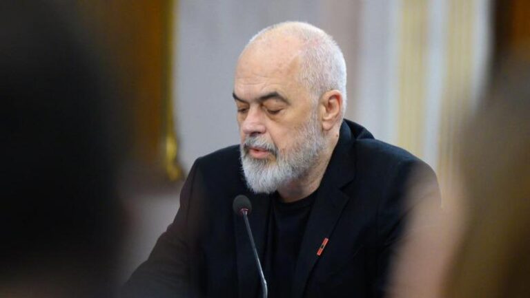 Kryeministri Edi Rama promovon librin e tij të ri: Në Sofrën e Hënës