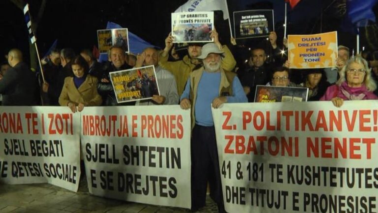 Banorët e Rrjollit protestojnë para Kuvendit, akuza ndaj Bashkim Ulajt: Po grabit pronat për të ndërtuar resort