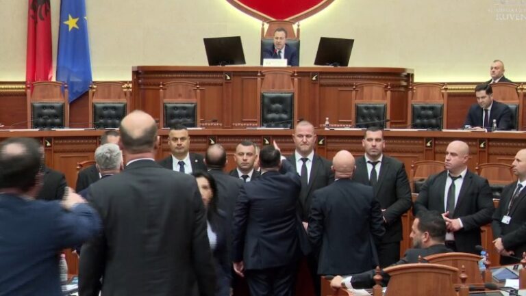 Degradon mes Bardhit dhe Ballës në Kuvend: O burr legen, je mësuar me k**vat në partinë tënde