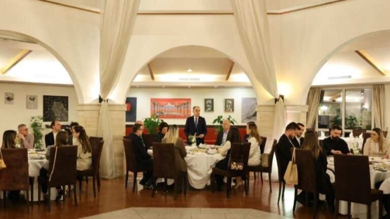 Presidenti Begaj shtron iftar për gazetarët: Le të jetë e vërteta ajo që na udhëheq dhe mirësia ajo që na bashkon!