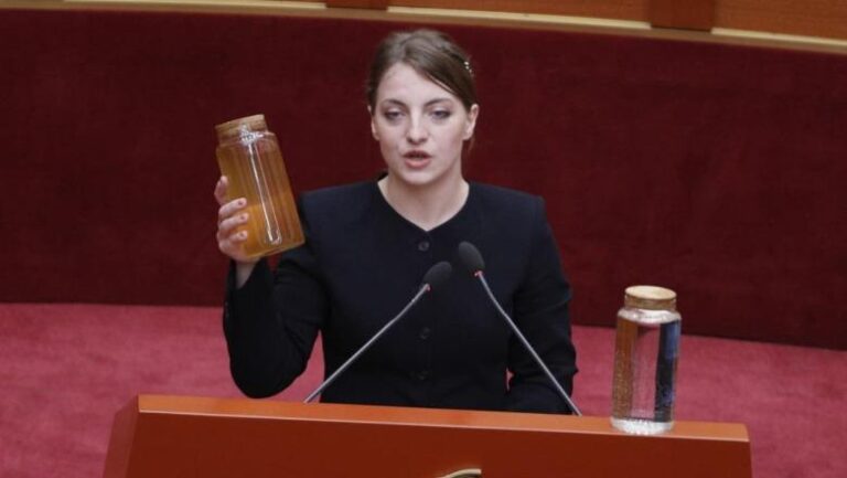 Me dy shishe ujë në Kuvend, deputetja e PS-së shpreh shqetësimin për ndotjen e Drinit: Lumi s’bën politikë
