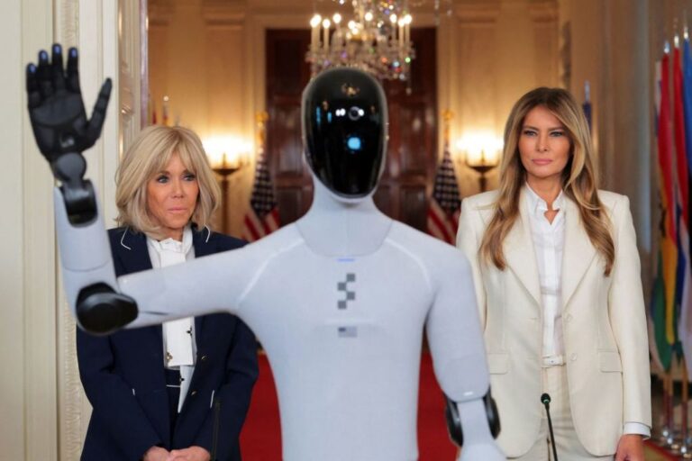 Melania Trump shoqërohet në Shtëpinë e Bardhë nga një robot android