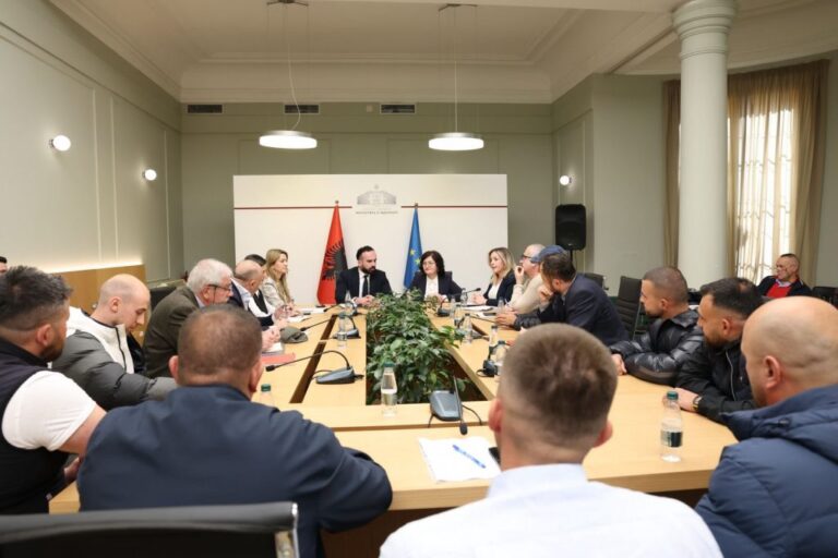 Ministri Jaupaj dakordësi me operatorët e rafting, zgjatet sezoni i lundrimit në Vjosë