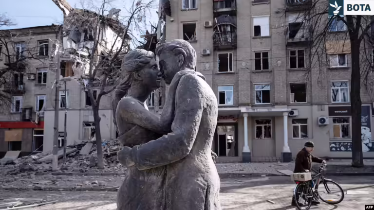 Puthja e dy të dashuruarve si simbol i realitetit të ashpër të luftës në Ukrainë