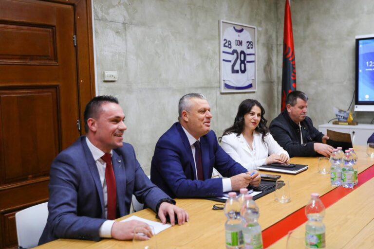 Prefekti Shkëlqim Hajdari dhe Ristani diskutojnë prioritetet për Tiranën, nga pastrimi i qytetit dhe standardizimi i varrezave