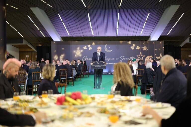 ”Muaji i bekuar”, Rama ndan fotoalbumin e darkës së Iftarit