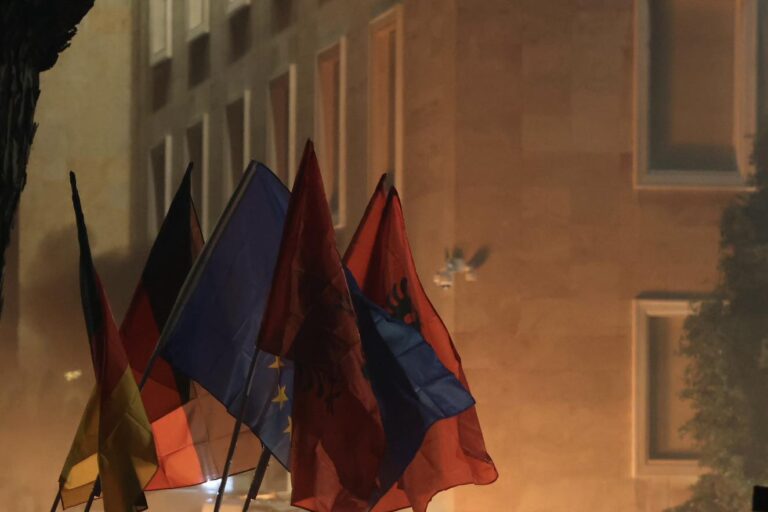 FOTO/ Protesta e opozitës, Taulant Balla: PD hedh molotovë me flamuj të BE-së dhe Gjermanisë