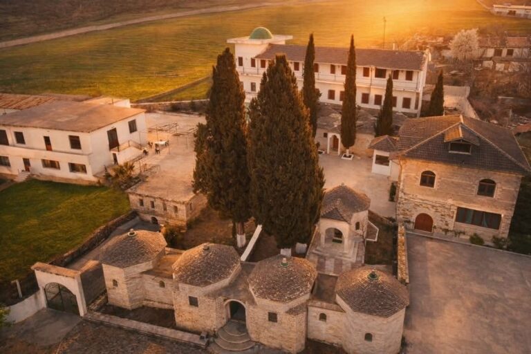 Rama ndan pamjet nga Teqeja e Zallit, një xhevahir i rilindur në hyrje të Gjirokastrës
