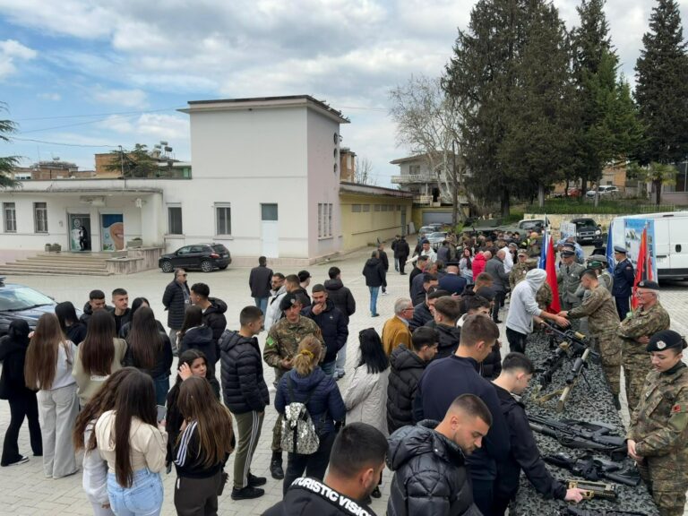 Forcat e Armatosura nisin fushatë rekrutimi në Kuçovë: Një mundësi për t’i shërbyer Atdheut