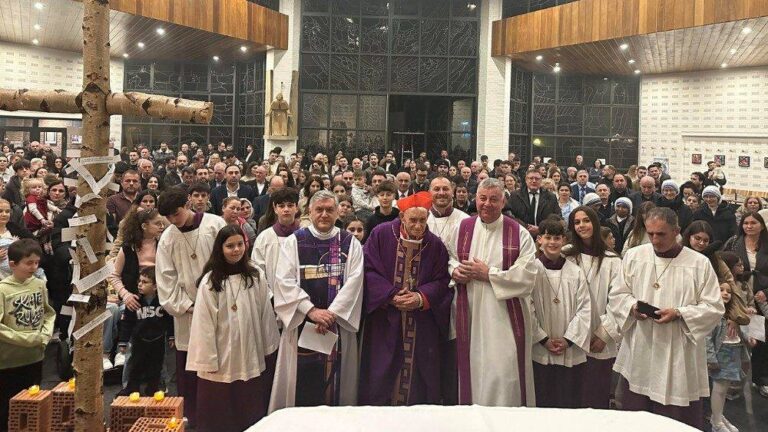 Kardinali Ernest Simoni Troshani në mesin e shqiptarëve në Hamburg gjatë vizitës pastorale vëllazërore