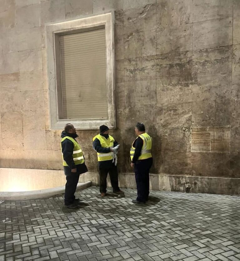 Taulant Balla: Gjithë natën bashkia pastroi dhe riparoi dëmet e huliganëve të Berishës