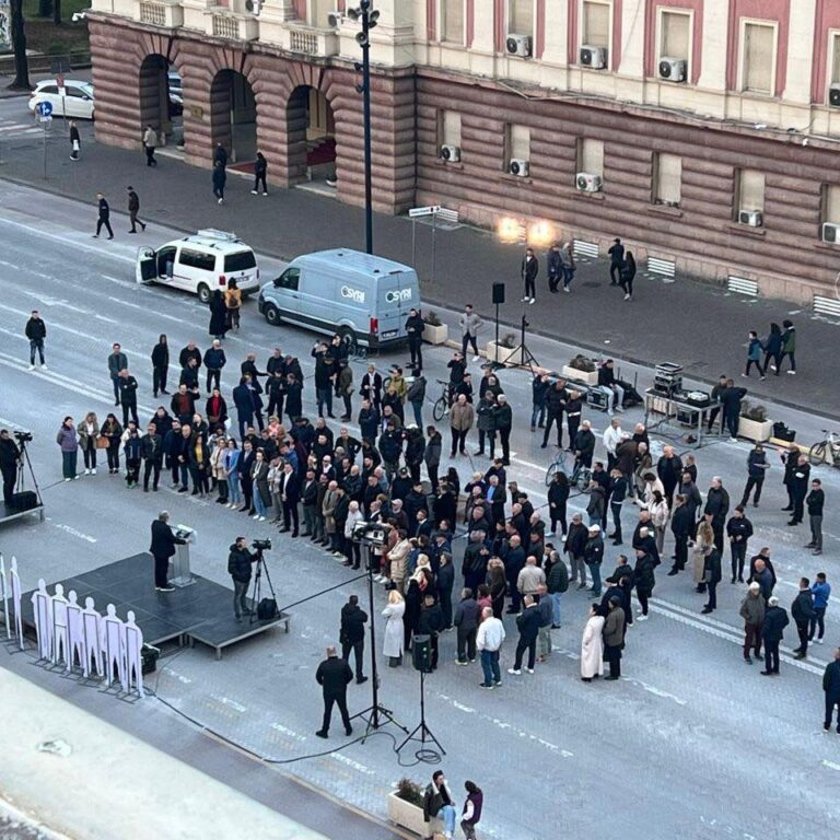 Balla ironizon foltoren e Berishës: Fati i keq tani që zgjati dita, në errësirë duheshin më shumë