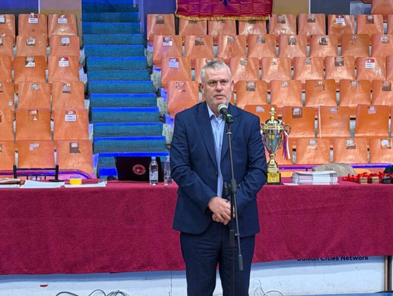 Prefekti Shkëlqim Hajdari uron sportistët dhe garanton mbështetje për sportin e bilardos dhe karates