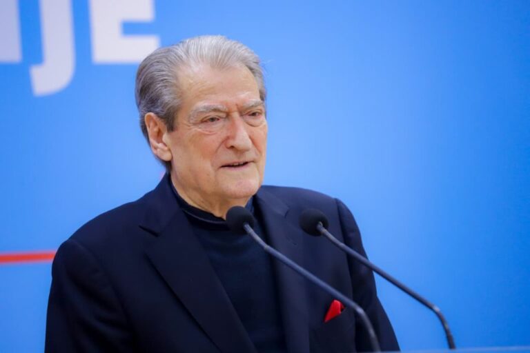 Protestë në Parlament për Ballukun, Berisha flet për ngujim dhe grevë urie: Gjithçka në momentin e duhur