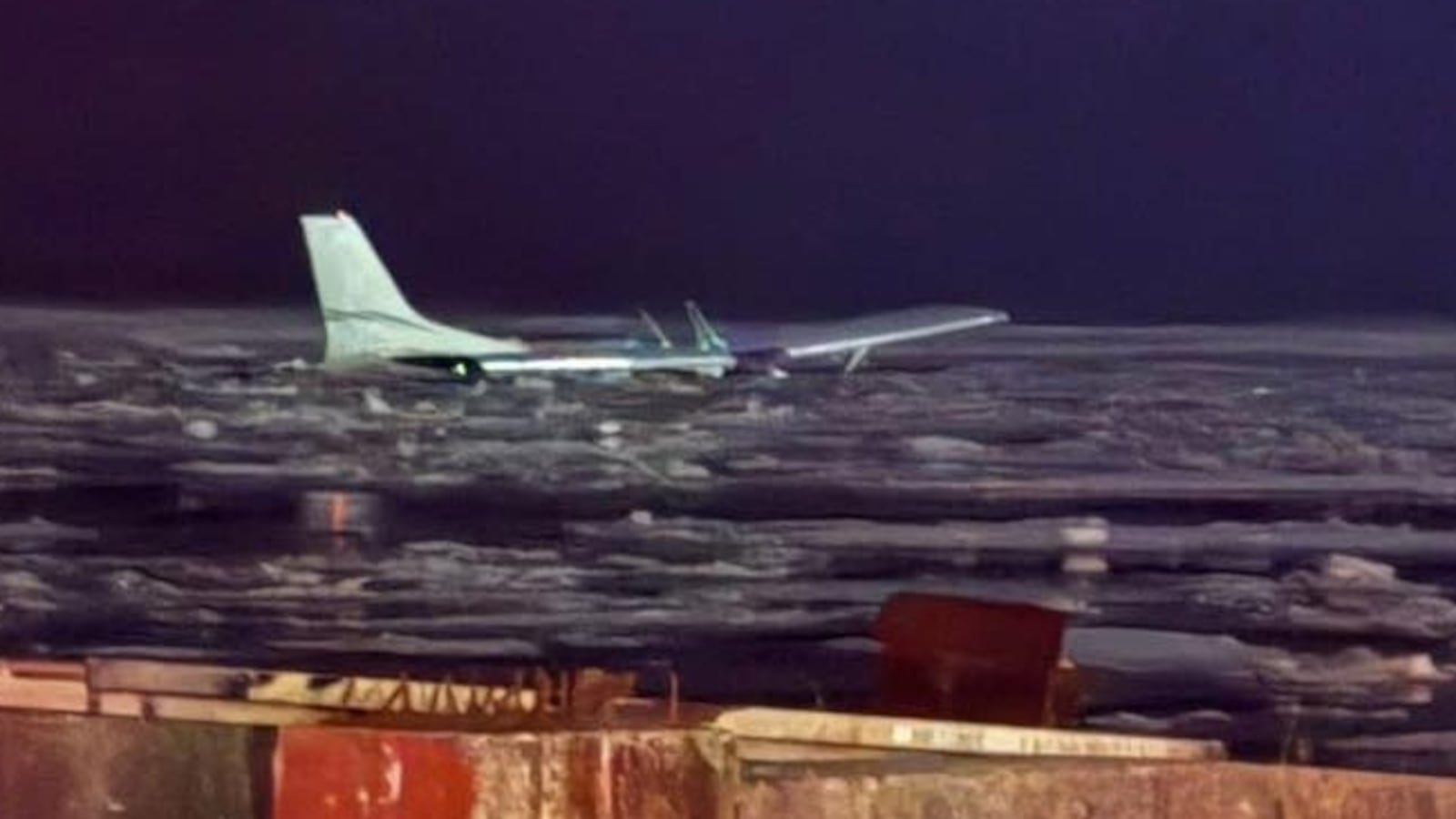  Mrekulli në Hudson   Avion i vogël ulet në lumë  piloti dhe pasagjeri shpëtojnë