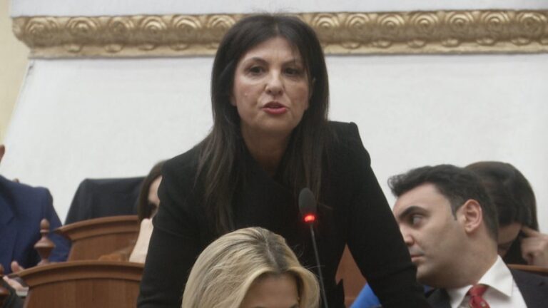 Dy votat kundër shkarkimit të Spiropalit në Kuvend/ Topalli pranon gabimin, kurse Berisha akuzon Peleshin